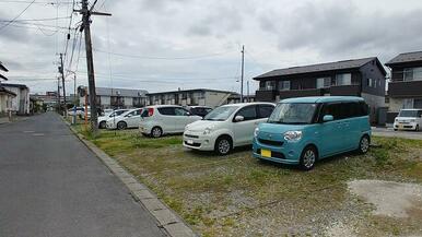 駐車場の東側から西側方面を望む。画面の奥が古川駅です。