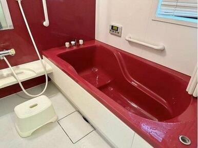 浴室も赤色を基調としています。ベンチタイプの浴槽で半身浴が楽しめます。節水にもなりますよ♪