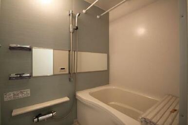 【浴室】大きな鏡とアクセント色の壁が高級感を出しております。※浴室の蓋は設備ではございません。