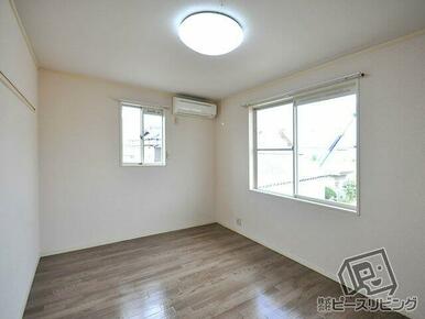 洋室は綺麗なフローリング。