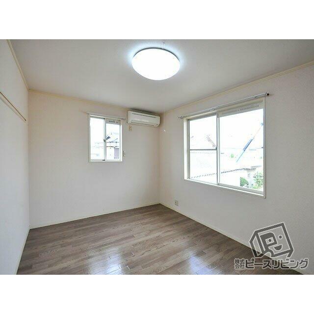 洋室は綺麗なフローリング。