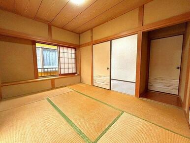 「２階和室」約６帖の和室は収納付きです
