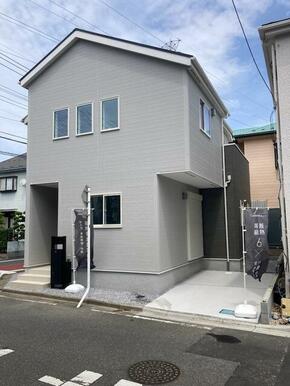 １号棟　前面道路含む外観写真 日を重ねるごとにこの佇まいに愛着が湧いてきそう