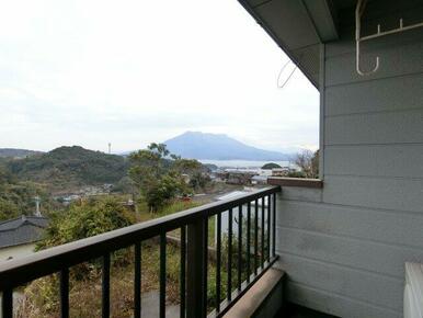 ベランダからの眺望です。 桜島が見えて眺望良好です。
