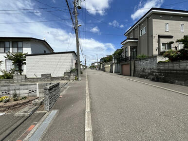 南東向きの前面道路は８ｍ幅、多少の雪が降っても通行は容易です