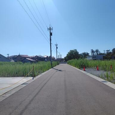 緑が多く閑静な住宅地です。白山市立蝶屋小学校までは徒歩１６分です。