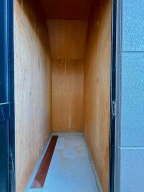 「物入」駐車場側にも収納がございます