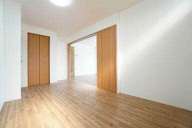 6帖洋室②。LDKの横にあるお部屋になります。