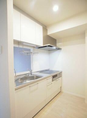 掃除も簡単な３口ＩＨシステムキッチン　グリル付き