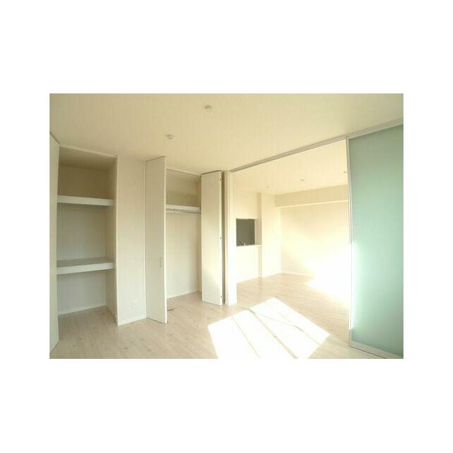 【ＬＤＫ・洋室】洋室側から撮影。お洋服の掛けられるハンガーパイプ付収納もあり、様々な収納計画をご検…