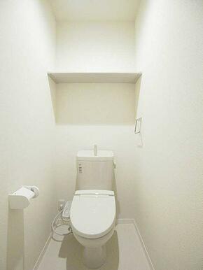 シャワー付きトイレ　トイレットペーパーなどの収納に便利な棚付き