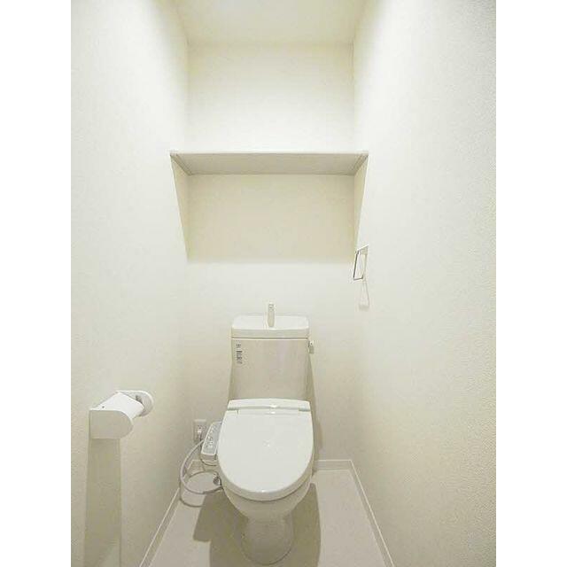 シャワー付きトイレ　トイレットペーパーなどの収納に便利な棚付き