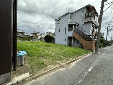 前面道路とは高低差が少ない土地になります。