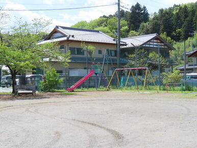 徒歩３分の神社　憩いの場所、小さいお子様向けのい遊具もあります。