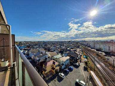 窓の向こうに広がる、陽光と眺望の贅沢