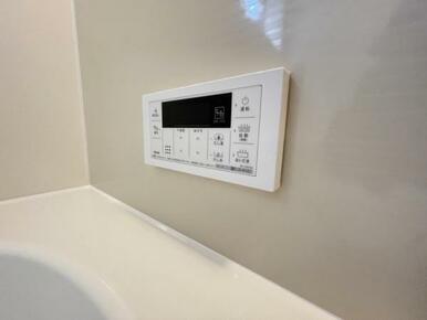 ボタンひとつでお湯張りや追い焚き、温度調整までしてくれる便利なオートバス機能付き！