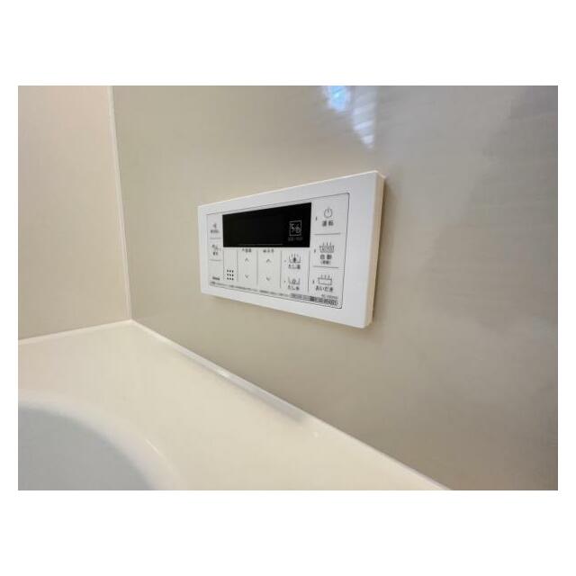 ボタンひとつでお湯張りや追い焚き、温度調整までしてくれる便利なオートバス機能付き！