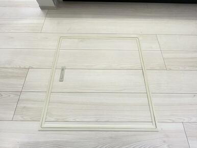 お漬物を漬けたり鍋などの季節物もしまっておける便利な床下収納！