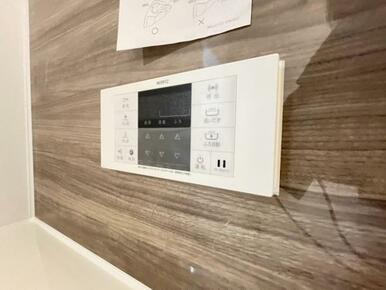 ボタンひとつでお湯張りや追い焚き、温度調整までしてくれる便利なオートバス機能付き！
