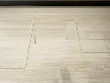 お漬物を漬けたり鍋などの季節物もしまっておける便利な床下収納！