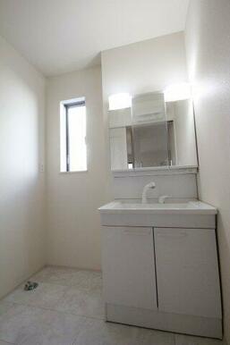 三面鏡の中には収納スペースがあります