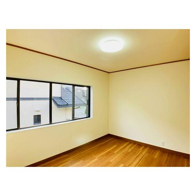 「洋室」2階南側約6帖洋室の様子です。