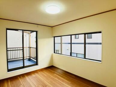 「洋室」2階南側約6帖洋室別角度の様子です。