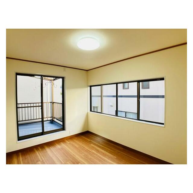 「洋室」2階南側約6帖洋室別角度の様子です。