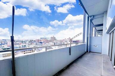 「バルコニー」広々バルコニーで洗濯も楽々です。