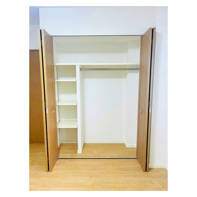 「北東側洋室」クローゼットがございます。