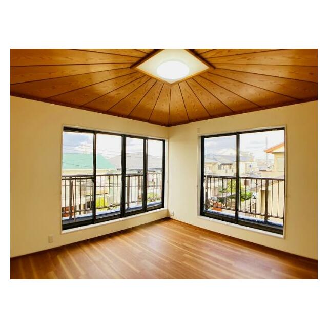 「洋室」2階北側約7帖の洋室の様子です。