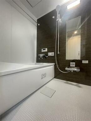 落ち着いた木目調の壁が印象的な浴室は、一日の疲れを癒すくつろぎの空間。快適なバスタイムを演出します。