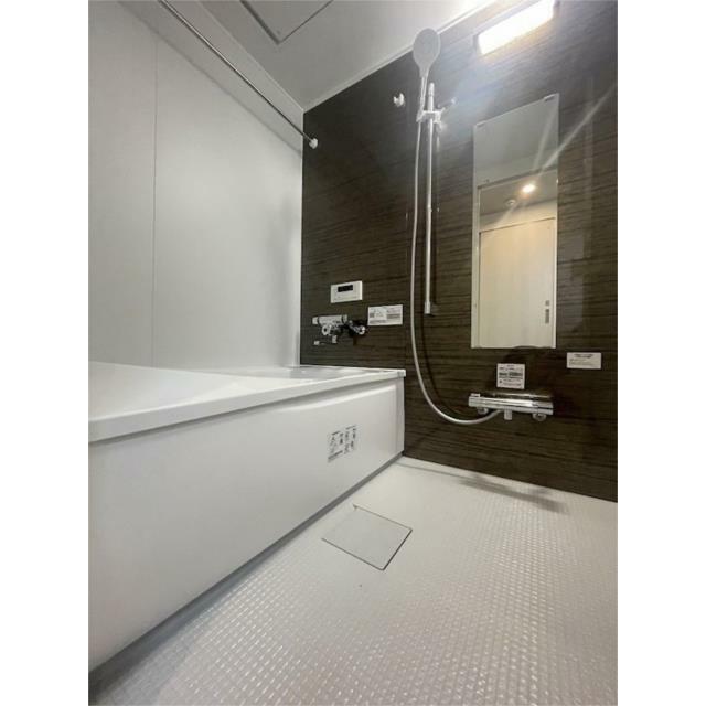 落ち着いた木目調の壁が印象的な浴室は、一日の疲れを癒すくつろぎの空間。快適なバスタイムを演出します。