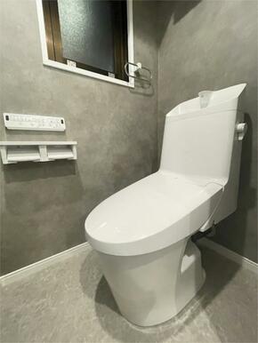 清潔感あふれるトイレは、訪れる人に快適な時間を提供します。採光窓付きで、換気もスムーズ。毎日使う場所