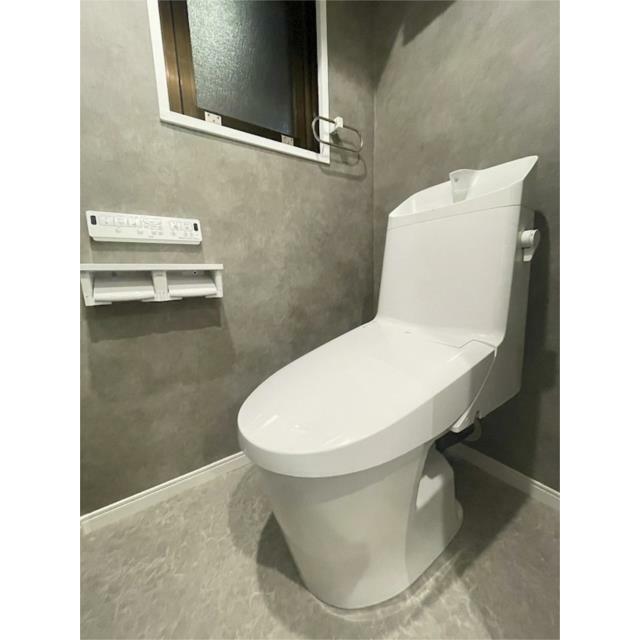 清潔感あふれるトイレは、訪れる人に快適な時間を提供します。採光窓付きで、換気もスムーズ。毎日使う場所