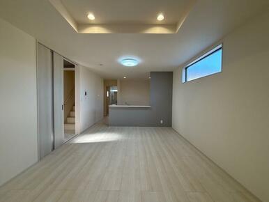 リビングはお気に入りのソファやクッションでくつろげる空間に（4号棟）