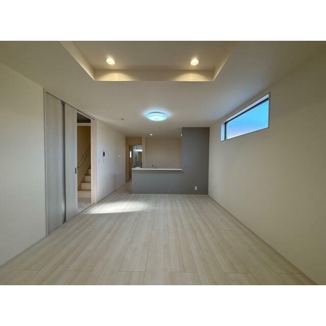 リビングはお気に入りのソファやクッションでくつろげる空間に（4号棟）