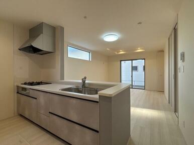 料理しながらリビングに目配せしやすいカウンターキッチンは子育て世代や介護中のご家庭にもおすすめ（4号棟）