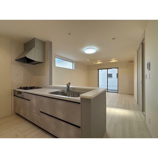 料理しながらリビングに目配せしやすいカウンターキッチンは子育て世代や介護中のご家庭にもおすすめ（4号棟）