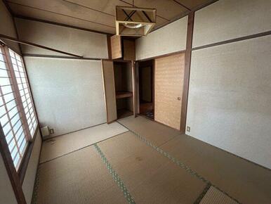 天袋付の押し入れがあり、寝具や小物を分類して保管できます。