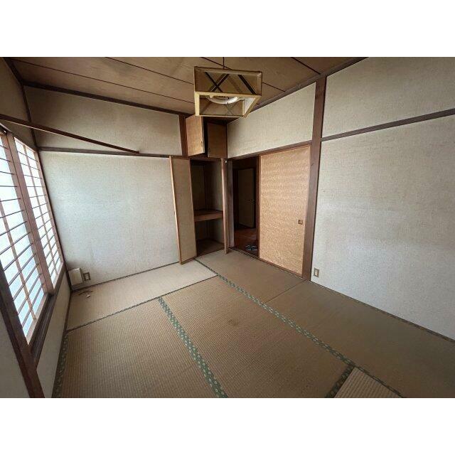 天袋付の押し入れがあり、寝具や小物を分類して保管できます。