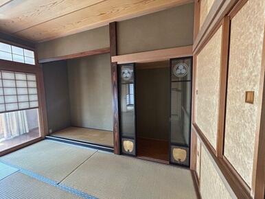 床の間と伝統的な意匠を施した障子戸がある、上質感あふれる和室