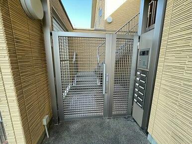 抑止力になるオートロック付きです！