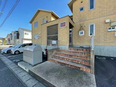 入居者様専用ゴミ置き場・専用アプローチになります。
