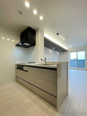 キッチン　対面式システムキッチンを採用