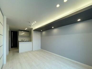 ＬＤＫ　アクセントクロス採用、照明はダウンライト仕様