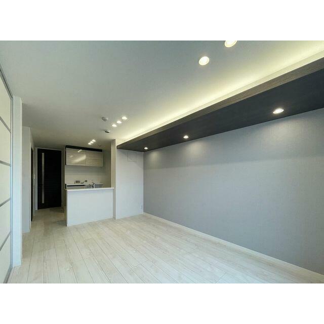 ＬＤＫ　アクセントクロス採用、照明はダウンライト仕様