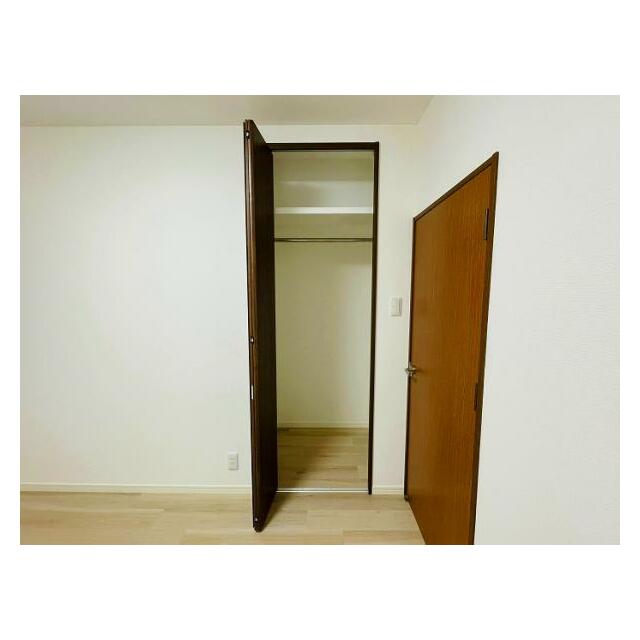 玄関横洋室　収納