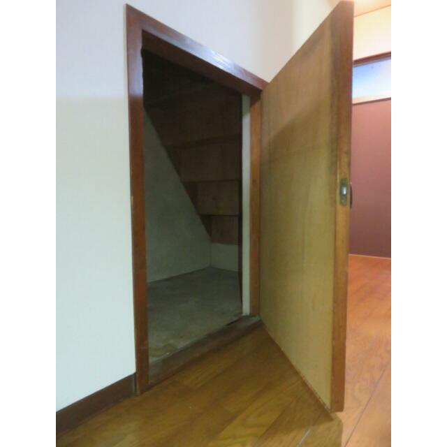 １階階段下収納有