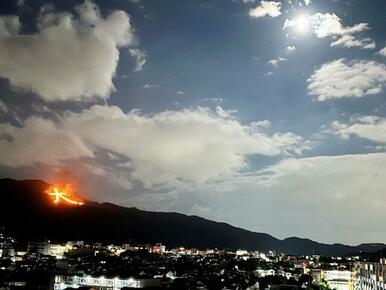 バルコニー（南側眺望）からは南東側に五山送り火「大」が望めます。